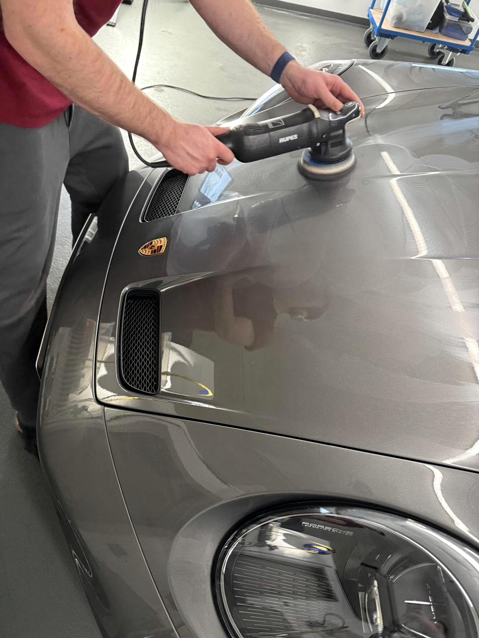 Maschinenpolitur auf der Fronthaube eines Porsche 911