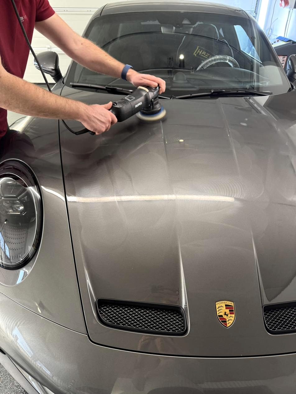 Maschinenpolitur auf der Haube eines Porsche GT3 Touring