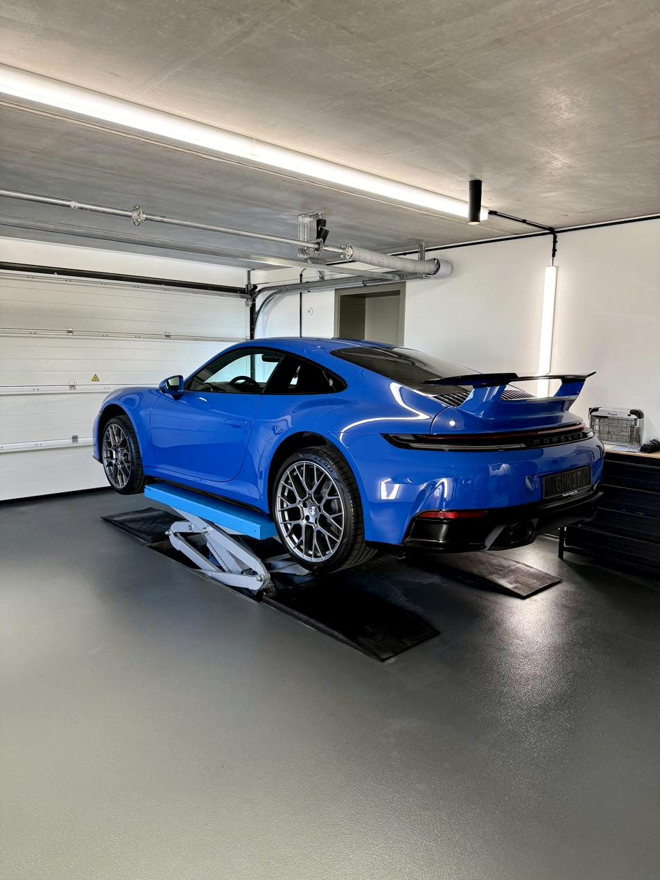 Porsche 911 (992) in Blau auf der Hebebühne