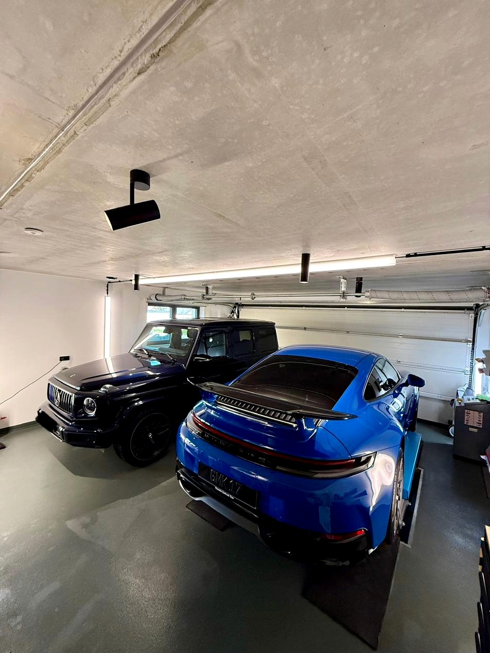 Mercedes-AMG G-Klasse und Porsche 911 nebeneinander