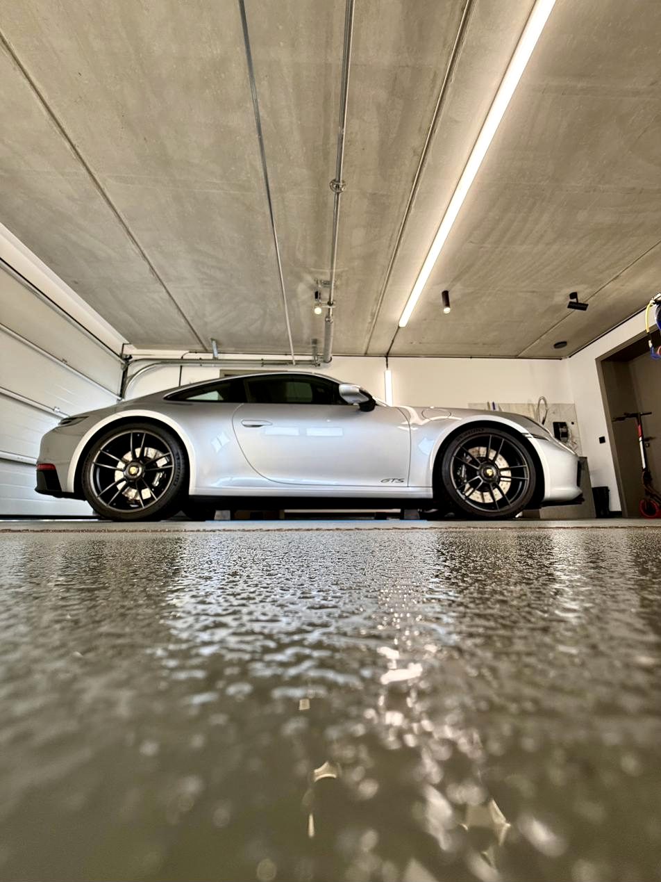 Porsche 911 in Silber im Studio
