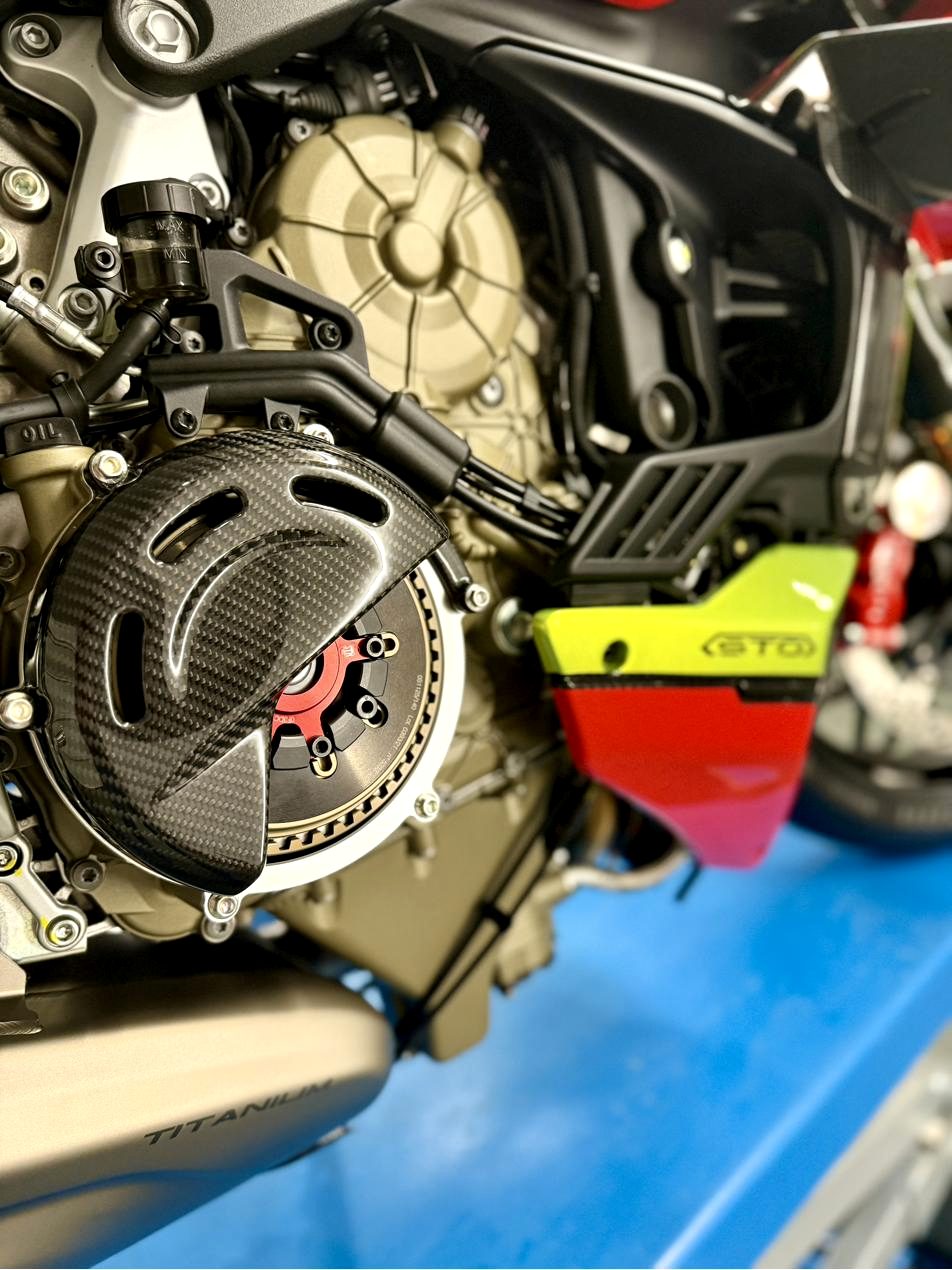 Ducati Motor mit Carbon im Detail