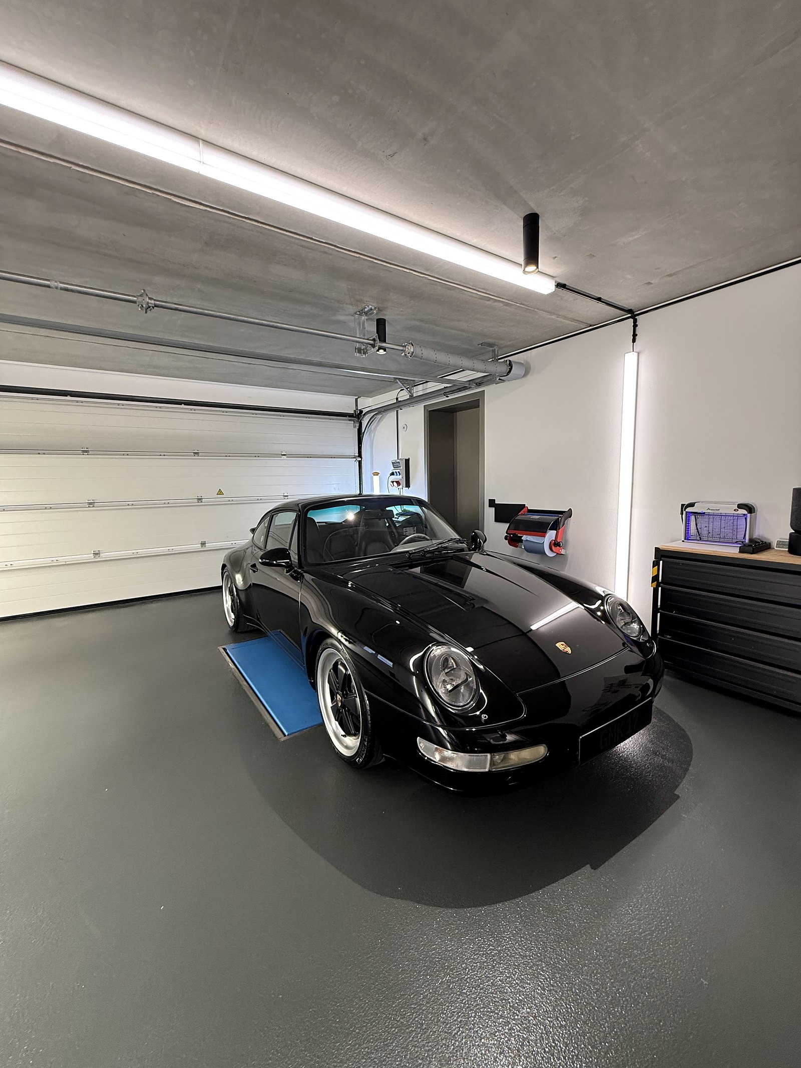 Schwarzer Porsche 993 frontal im GMK Studio