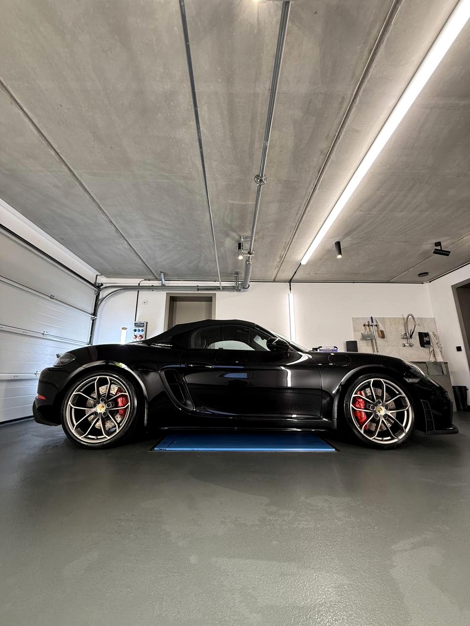 Porsche 718 Spyder, Heck mit Ducktail im Studio