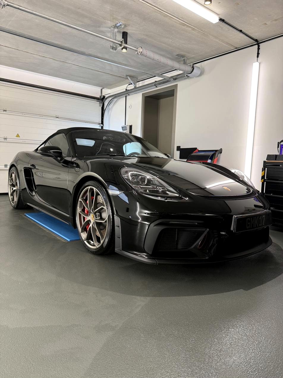 Porsche 718 Spyder in Schwarz, Frontansicht im Studio