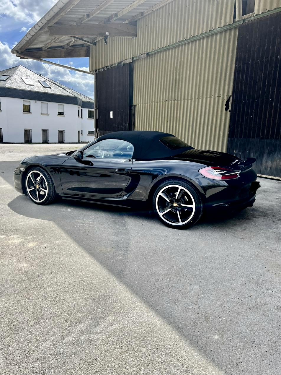 Porsche 718 Boxster in Schwarz im Freien