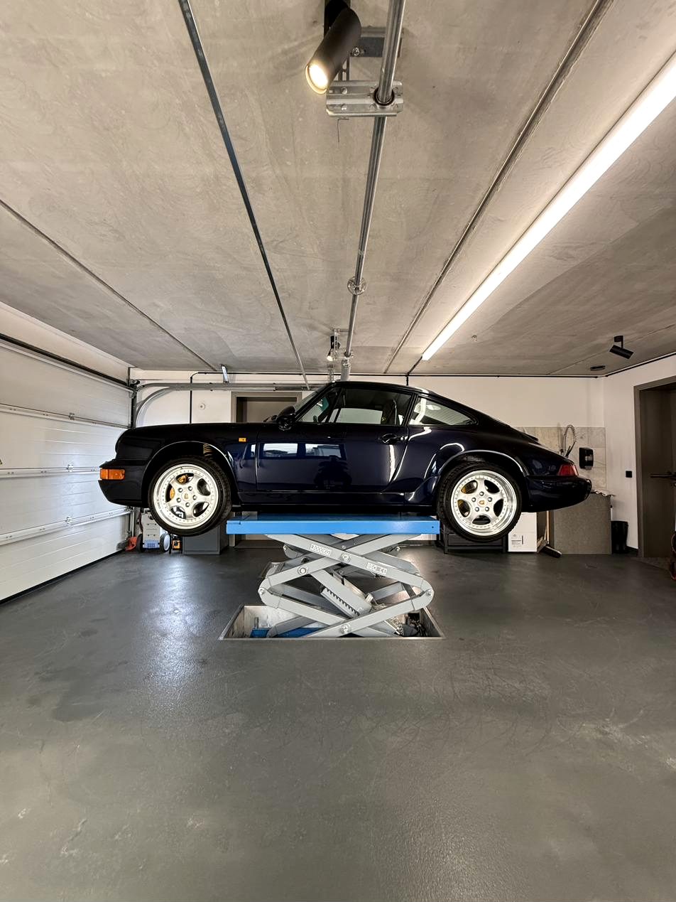 Porsche 964 in Dunkelblau auf der Hebebühne