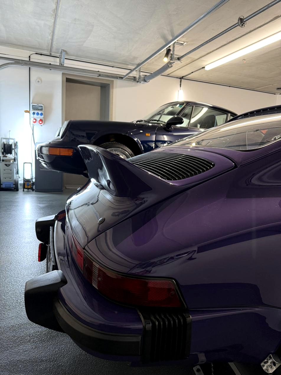 Klassischer Porsche 911 in Violett