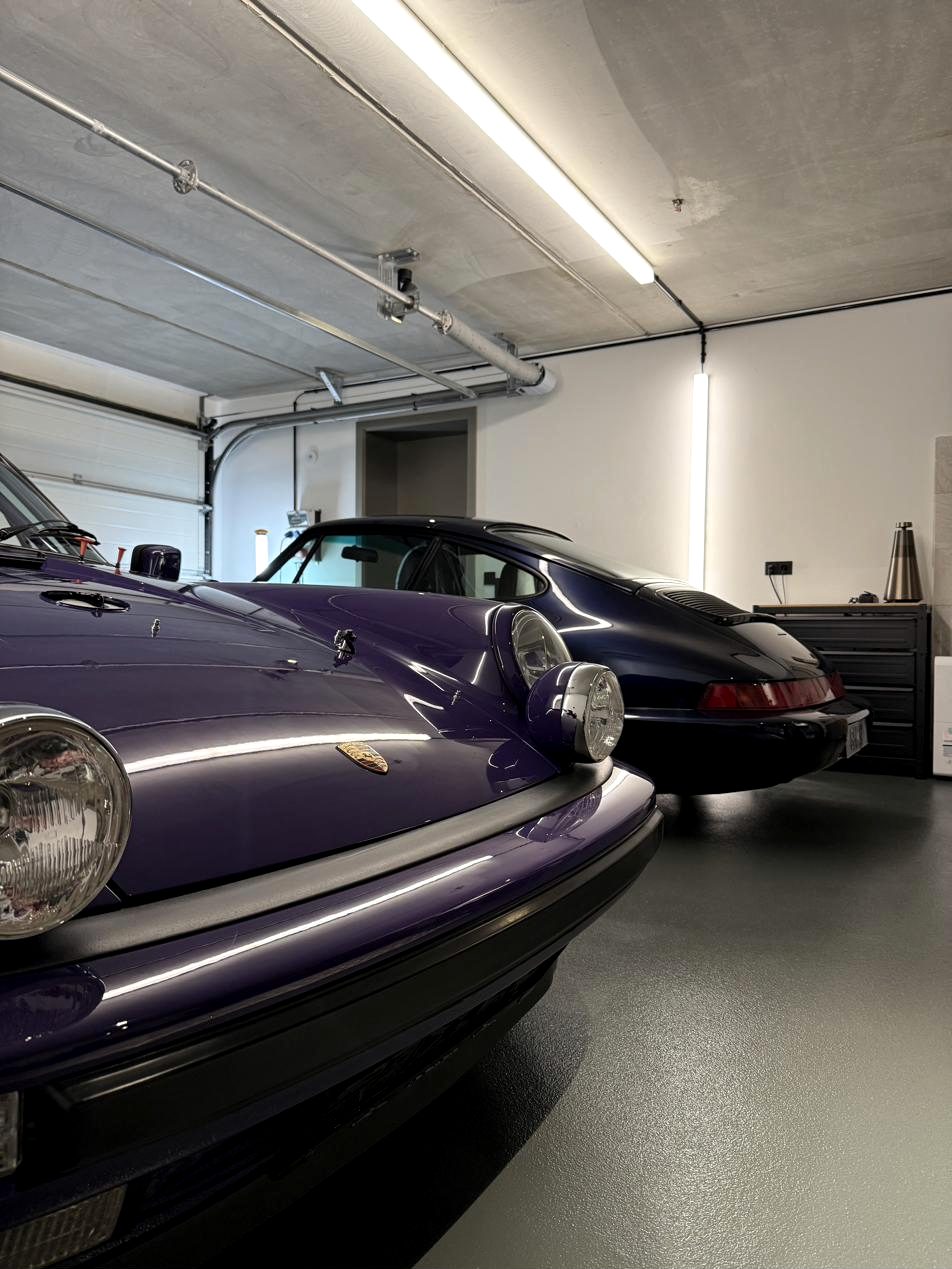 Klassischer Porsche 911 in Violett, Heckansicht im Studio