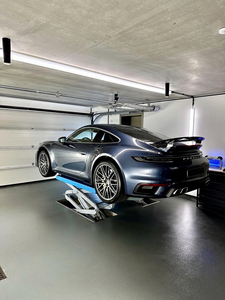 Porsche 911 Turbo S in Dunkelblau auf der Hebebühne im GMK Studio