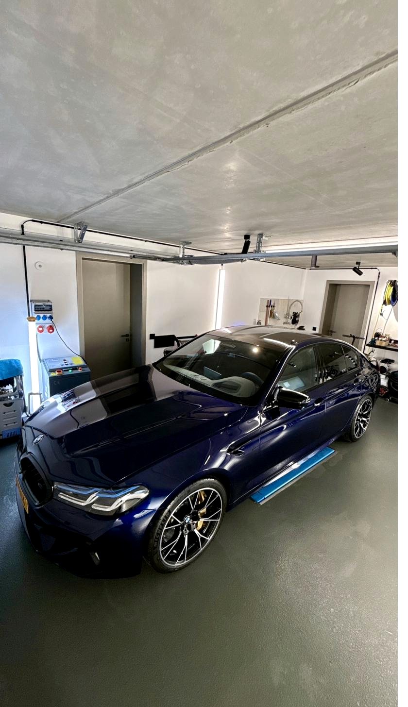 Dunkelblauer BMW M auf der Hebebühne im Studio